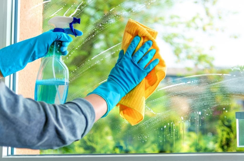 Limpieza Profesional de Cristales y Placas Solares en Valencia